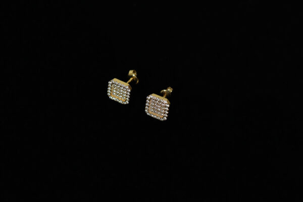 BRINCO CRAVEJADO ZIRCONIA (9X9MM)