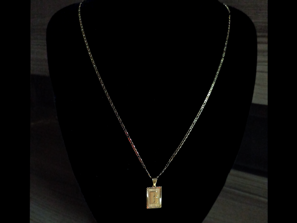 CONJUNTO PIESTRINE + PINGENTE LETRA B