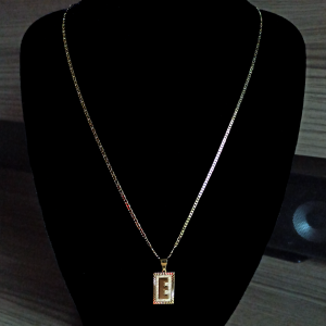 CONJUNTO PIESTRINE + PINGENTE LETRA E