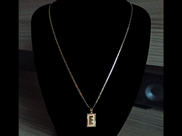 CONJUNTO PIESTRINE + PINGENTE LETRA E