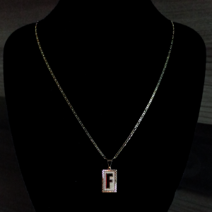 CONJUNTO PIESTRINE + PINGENTE LETRA F