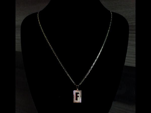 CONJUNTO PIESTRINE + PINGENTE LETRA F