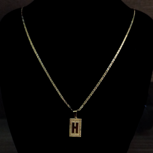 CONJUNTO PIESTRINE + PINGENTE LETRA H
