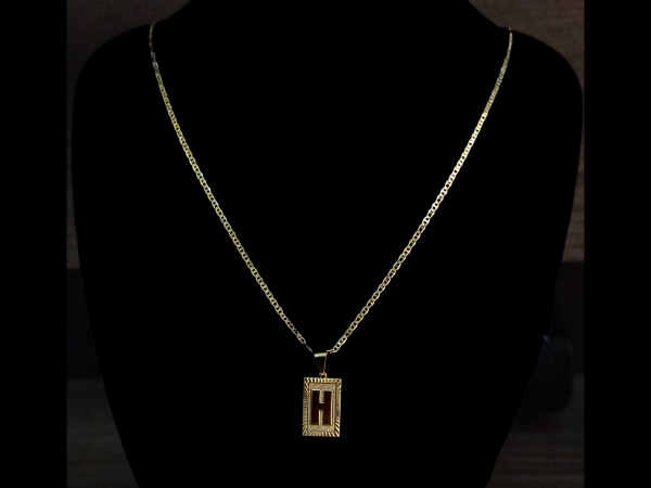 CONJUNTO PIESTRINE + PINGENTE LETRA H