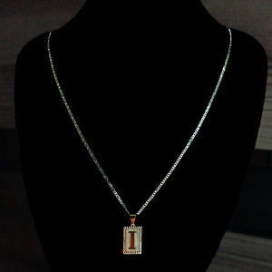 CONJUNTO PIESTRINE + PINGENTE LETRA I