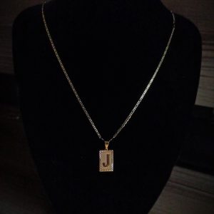 CONJUNTO PIESTRINE + PINGENTE LETRA J