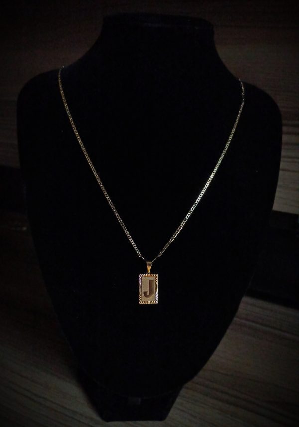 CONJUNTO PIESTRINE + PINGENTE LETRA J