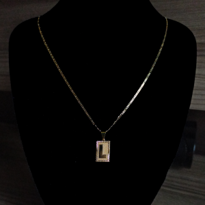CONJUNTO PIESTRINE + PINGENTE LETRA L