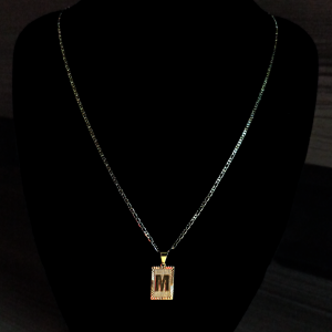 CONJUNTO PIESTRINE + PINGENTE LETRA M