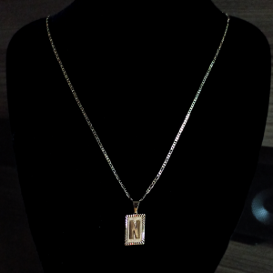 CONJUNTO PIESTRINE + PINGENTE LETRA N