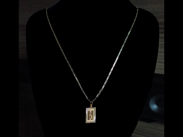 CONJUNTO PIESTRINE + PINGENTE LETRA N