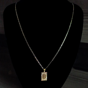 CONJUNTO PIESTRINE + PINGENTE LETRA O
