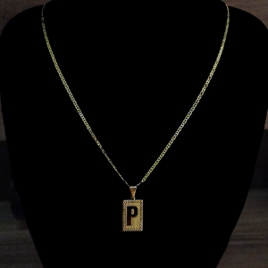 CONJUNTO PIESTRINE + PINGENTE LETRA P