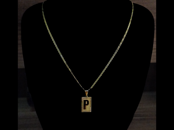 CONJUNTO PIESTRINE + PINGENTE LETRA P