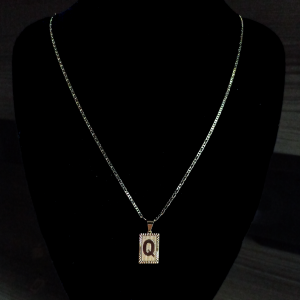 CONJUNTO PIESTRINE + PINGENTE LETRA Q
