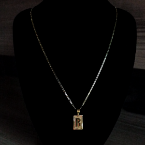 CONJUNTO PIESTRINE + PINGENTE LETRA R