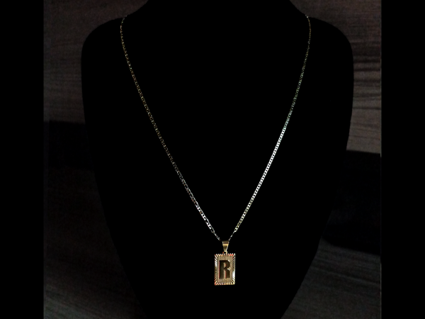 CONJUNTO PIESTRINE + PINGENTE LETRA R