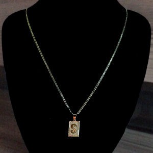 CONJUNTO PIESTRINE + PINGENTE LETRA S