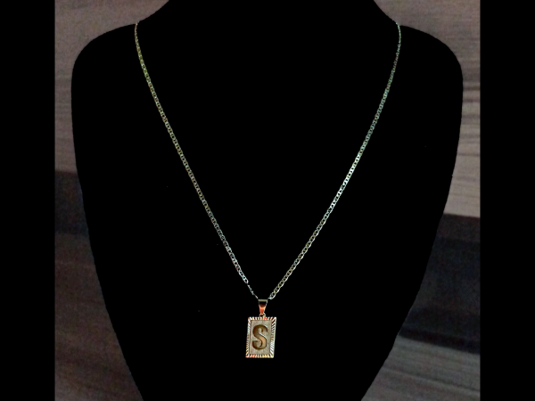 CONJUNTO PIESTRINE + PINGENTE LETRA S