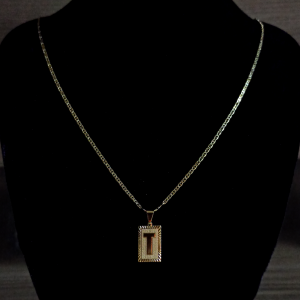 CONJUNTO PIESTRINE + PINGENTE LETRA T