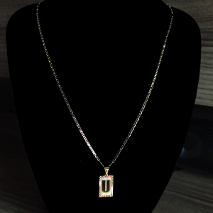 CONJUNTO PIESTRINE + PINGENTE LETRA U