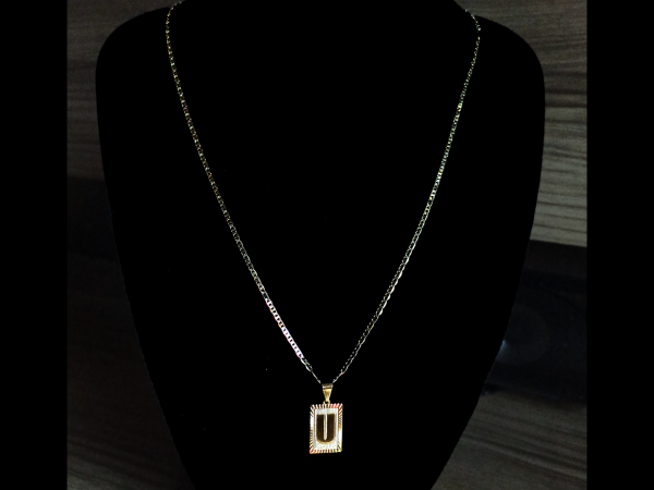 CONJUNTO PIESTRINE + PINGENTE LETRA U