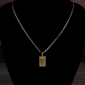 CONJUNTO PIESTRINE + PINGENTE LETRA V