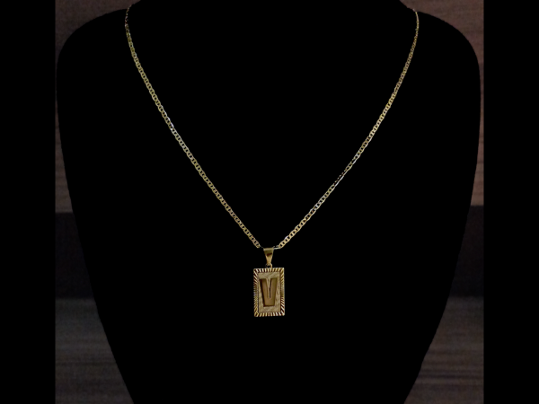 CONJUNTO PIESTRINE + PINGENTE LETRA V