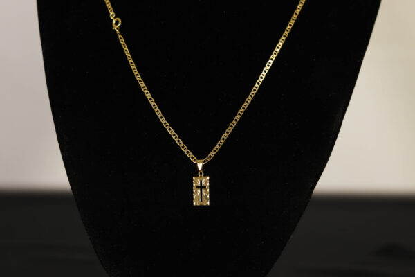 CONJUNTO PIESTRINE + PINGENTE PLACA CRUZ VAZADA
