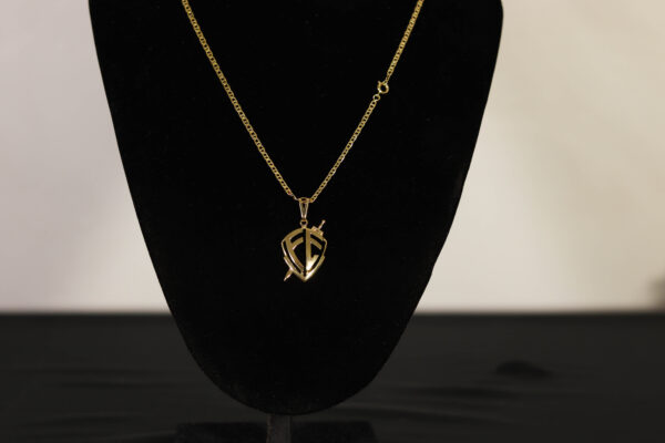 CONJUNTO PIESTRINE + PINGENTE ESCUDO DA FÉ