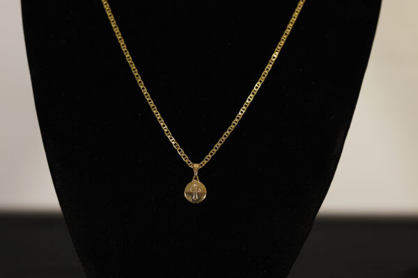 CONJUNTO PIESTRINE + PINGENTE PLACA REDONDA CRUZ