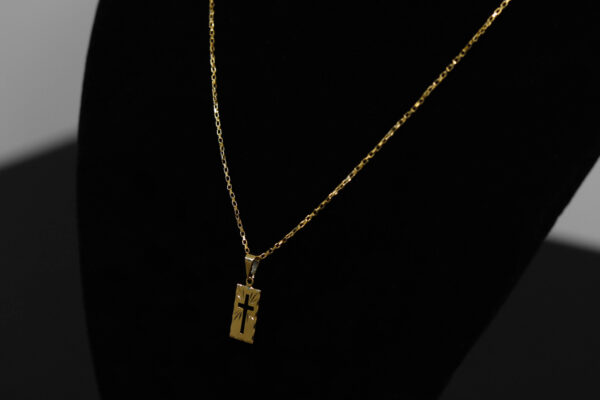 CONJUNTO CARTIER ELO CHAPADO + PINGENTE PLACA CRUZ VAZADA